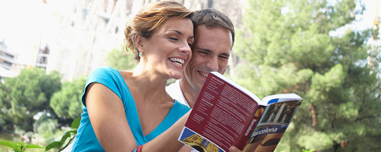 Allianz - couple traveling in Barcelona