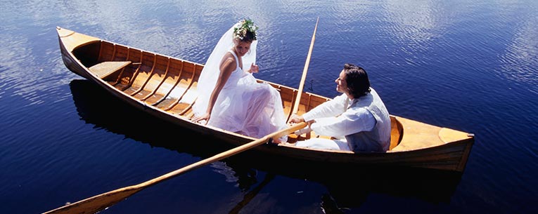 Allianz - bride and groom on canoe