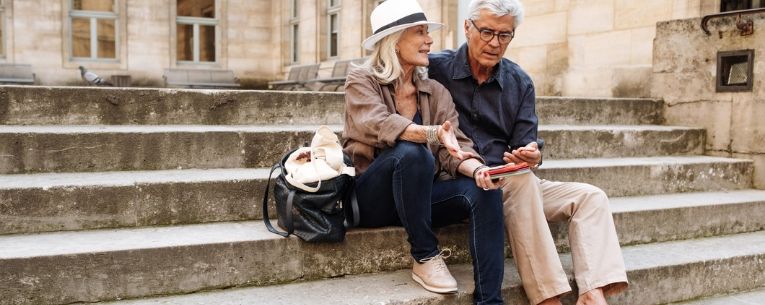Allianz - senior couple looking at smartphone