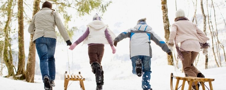 Allianz - Family pulling sleds through snow