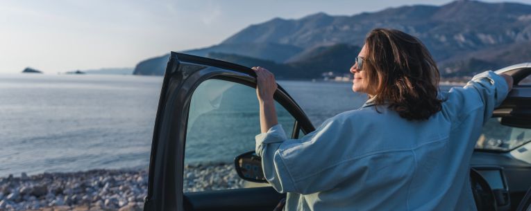 Allianz - traveler driving abroad