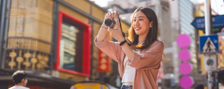 Allianz - traveler taking photo